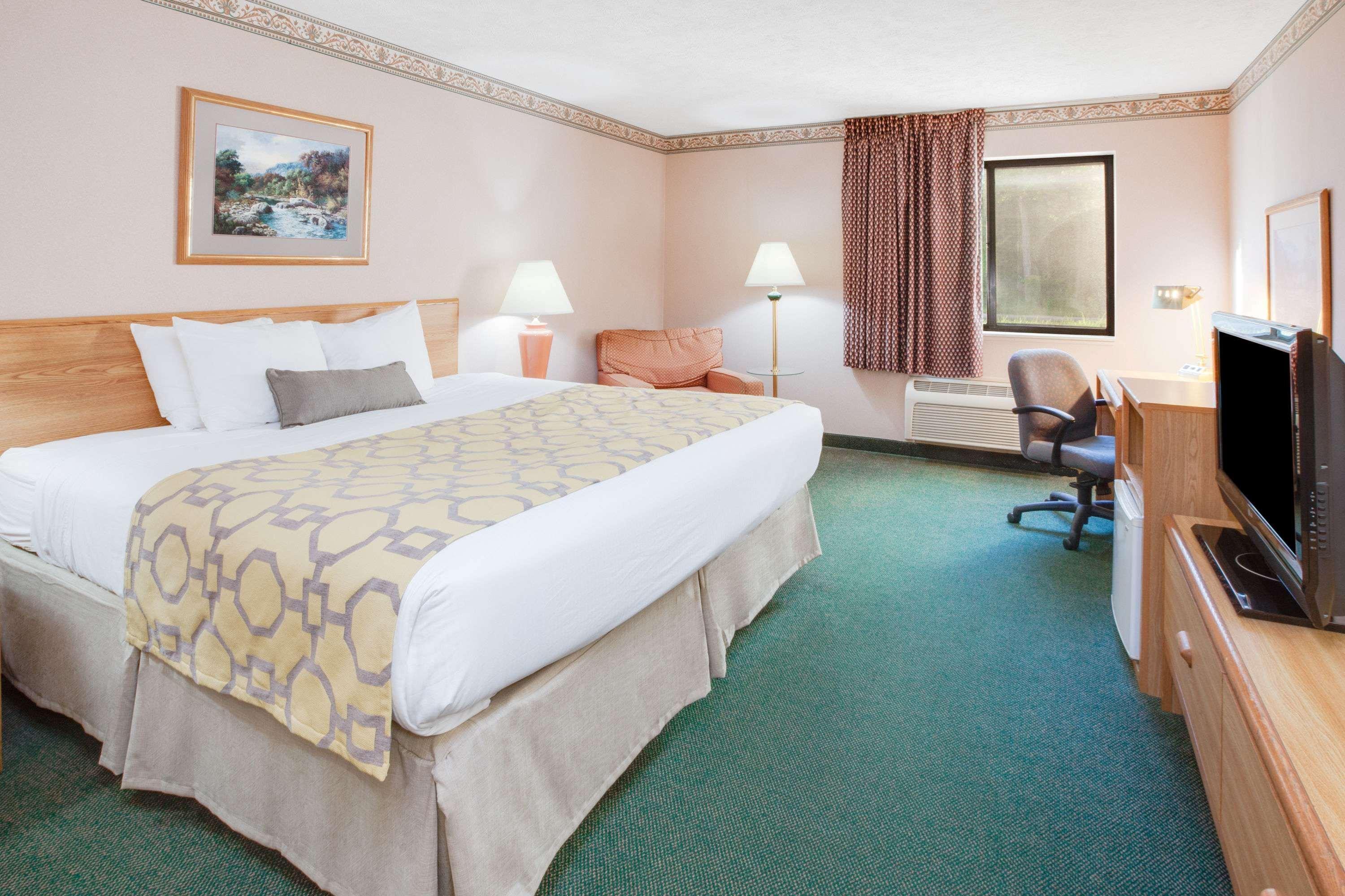 Baymont By Wyndham Traverse City Exterior foto