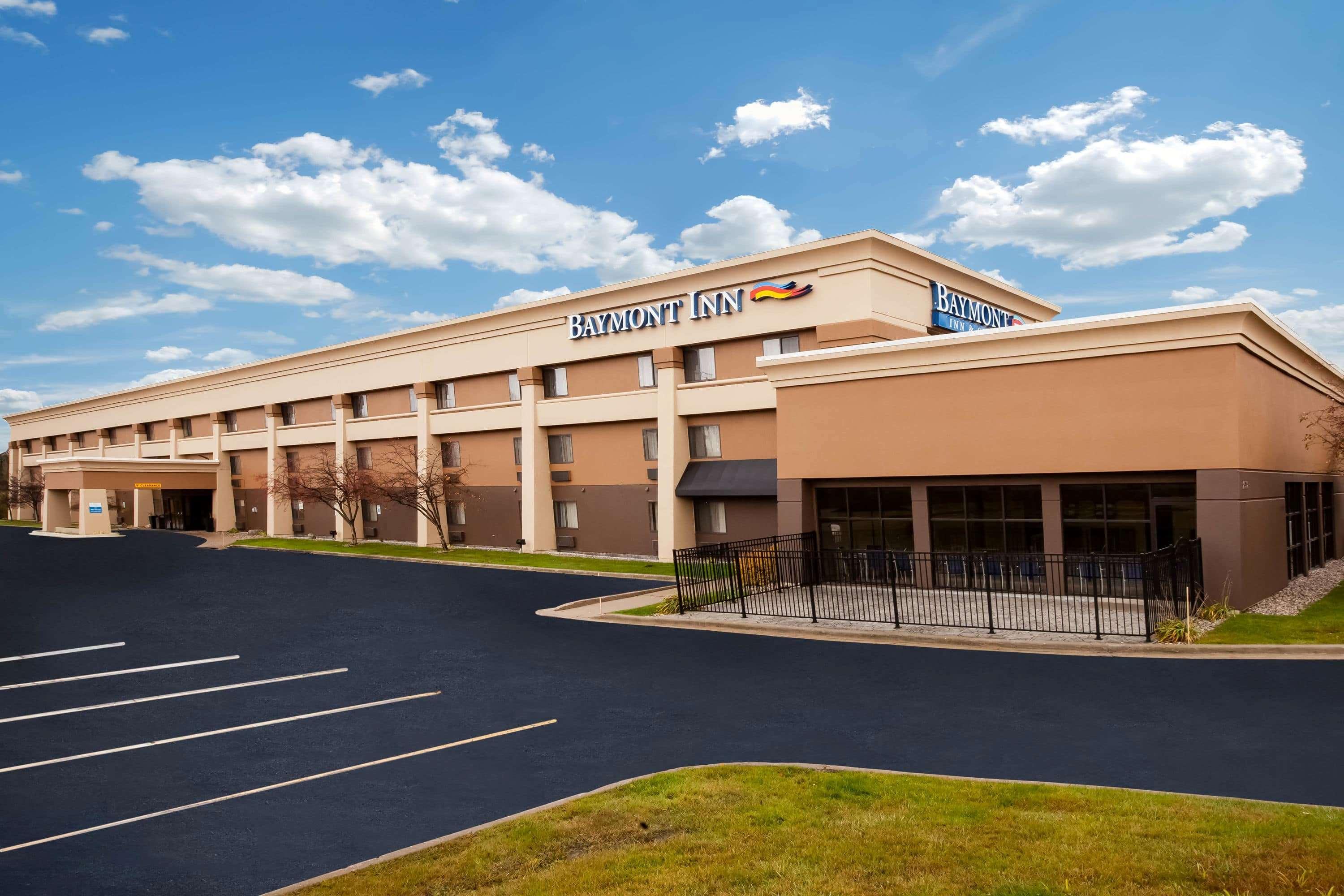 Baymont By Wyndham Traverse City Exterior foto